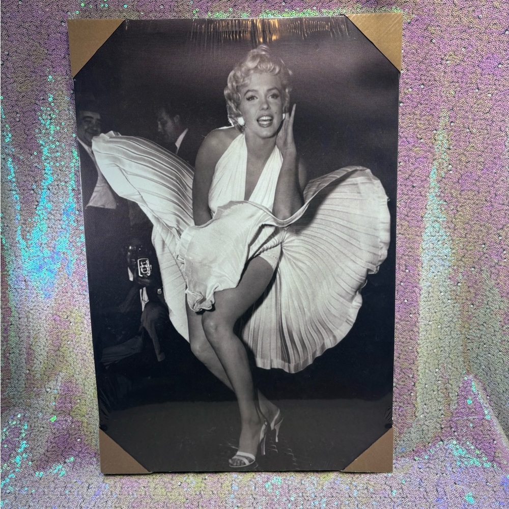 Glamorous and Iconic Black & White Marilyn Monroe Wall Art